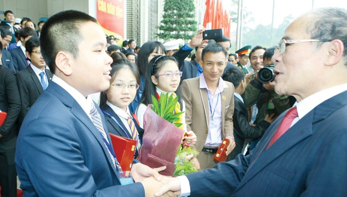 Chủ tịch Quốc hội Nguyễn Sinh Hùng trò chuyện với các tài năng trẻ. Ảnh: Như Ý.