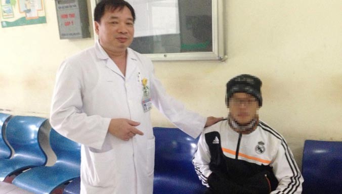 Bác sĩ Nguyễn Văn Dũng bên một bệnh nhân điều trị rối loạn tâm thần. Ảnh: N.H-K.N.