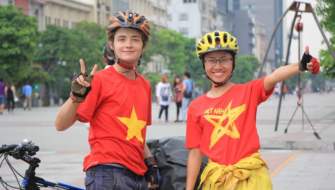 Hai bạn trẻ kết thúc hành trình xuyên Việt tại Phố đi bộ Nguyễn Huệ, TPHCM. Ảnh: Ngô Tùng.