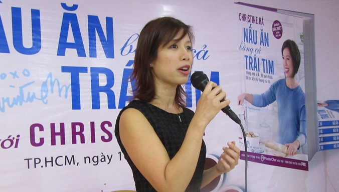 Christine Hà tại buổi ra mắt sách.