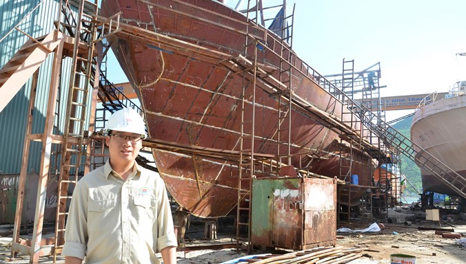 Tàu của Quỹ hỗ trợ ngư dân Quảng Ngãi đang thi công tại Công ty đóng tàu Nha Trang. Ảnh: Thanh Trung.
