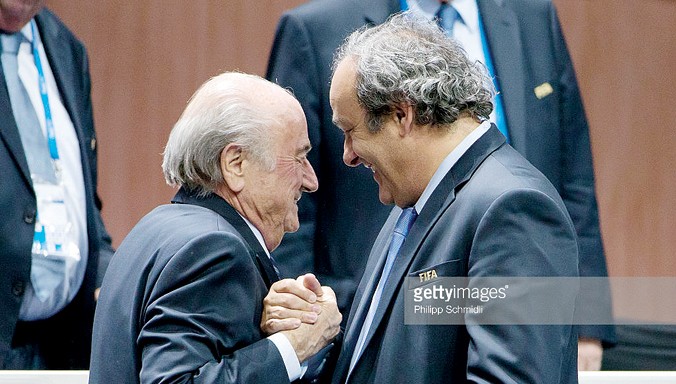 “Đôi bạn thân” Sepp Blatter và Michel Platini cùng chịu án phạt cấm tham gia hoạt động bóng đá trong 8 năm. Ảnh: GETTY IMAGES.