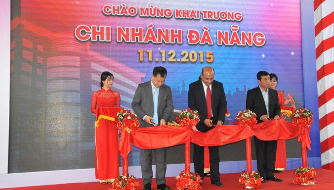 Đại diện Công ty và ông Võ Minh - Giám đốc Ngân hàng Nhà nước Việt Nam, chi nhánh Đà Nẵng cùng cắt băng khánh thành tại buổi lễ.
