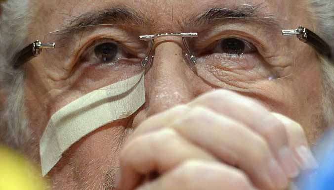 Ông Sepp Blatter xuất hiện trong buổi họp báo với khuôn mặt lởm chởm râu ria. Ảnh: EPA.