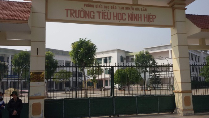 Cảnh vắng vẻ tại trường tiểu học Ninh Hiệp. Ảnh: H.B.