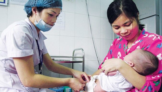 Tiêm vắc-xin phòng bệnh cho trẻ tại trung tâm y tế dự phòng số 70 Nguyễn Chí Thanh - Hà Nội. Ảnh: Ngọc Châu.