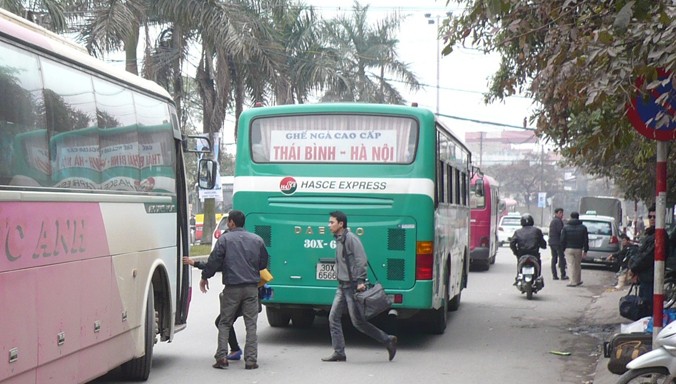 Tình trạng “bến cóc”, “xe dù” diễn ra phổ biến trên phố Kim Đồng (Hoàng Mai). Ảnh: Anh Trọng.