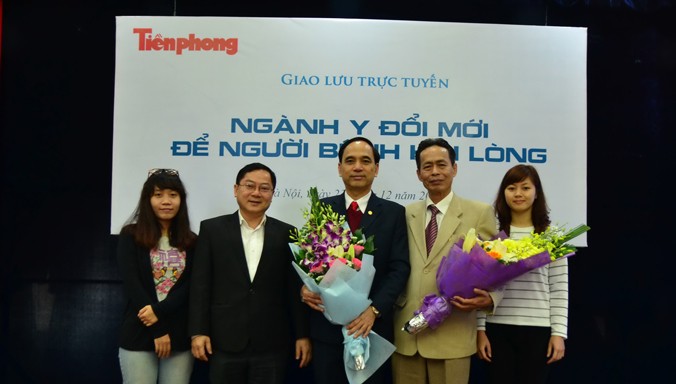 Các khách mời và Tổng Biên tập báo Tiền Phong Lê Xuân Sơn tại buổi giao lưu trực tuyến. Ảnh: Thanh Hà.
