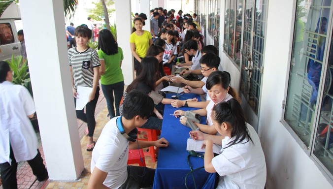 Sinh viên tình nguyện tham gia hiến máu mở màn Chủ nhật Đỏ 2016 tại Trường Dự bị Đại học TPHCM ngày 26/12. Ảnh: Ngô Tùng.