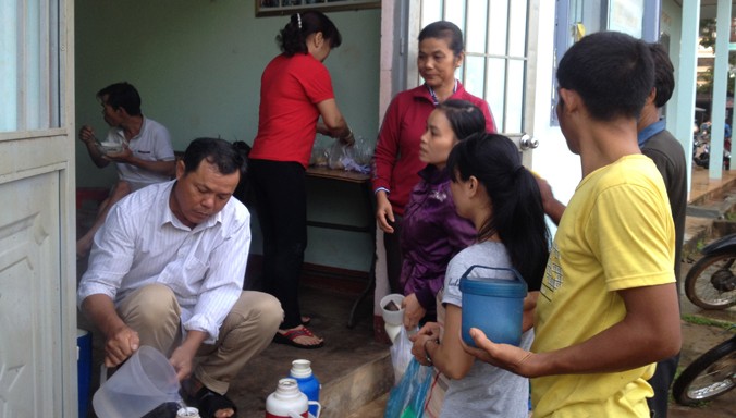 Anh Nguyễn Tấn Chờ cấp nước sôi cho bệnh nhân nghèo.