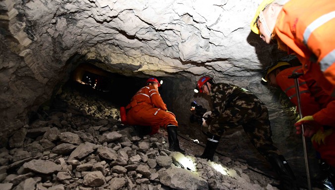 Lực lượng cứu hộ tìm kiếm thợ mỏ mắc kẹt trong vụ sập mỏ thạch cao ở Sơn Đông. Ảnh: Xinhua.