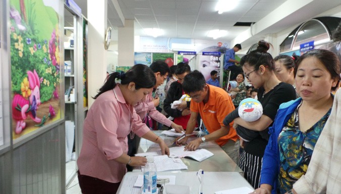 Xếp hàng đăng ký tiêm vắc-xin dịch vụ tại TPHCM. Ảnh: Lê Nguyễn.