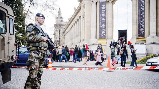Siết chặt an ninh dọc đại lộ Champs-Elysees ở thủ đô Paris của Pháp. Ảnh: EPA.