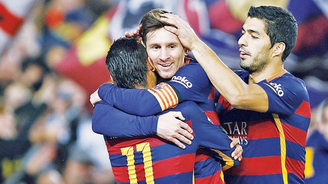 Messi (giữa) ăn mừng bàn thắng trong trận đấu đánh dấu lần thứ 500 ra sân của anh trong màu áo Barca.