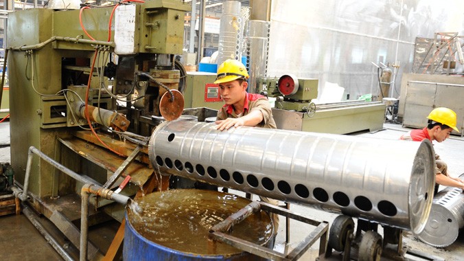 Công nhân lắp ráp bồn nước inox tại nhà máy inox Sơn Hà. Ảnh: Ngọc Châu.