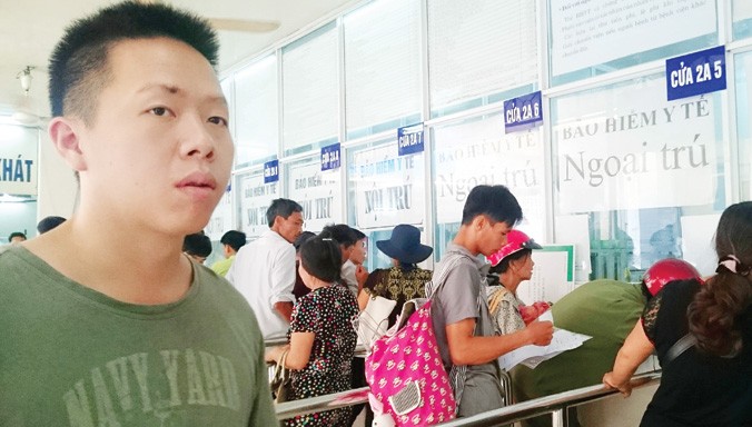 Người dân đến khám chữa bệnh bằng thẻ bảo hiểm y tế tại Bệnh viện Việt Đức - Hà Nội. Ảnh: DN.