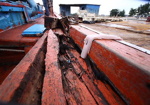 Thân tàu gỗ của ngư dân Quảng Ngãi bị hư hỏng nặng sau cú đâm liên tiếp từ tàu sắt được cho là của Trung Quốc. Ảnh: Vnexpress