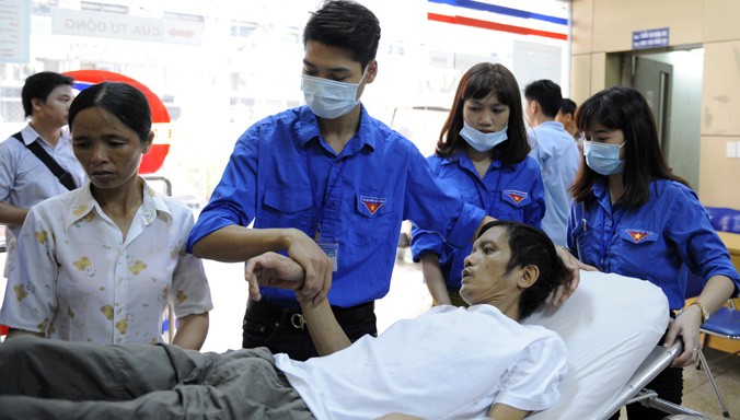 Các tình nguyện viên tham gia “Tiếp sức người bệnh” tại Bệnh viện Bạch Mai (Hà Nội). Ảnh: Xuân Tùng.
