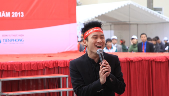 Tùng Dương hát tại Chủ Nhật Đỏ 2013. Ảnh: N.M.Hà.