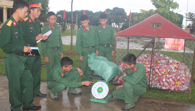 Cán bộ, đoàn viên thanh niên Liên chi đoàn 9, thuộc Đoàn cơ sở Trung đoàn 3 đang thu gom, phân loại rác.