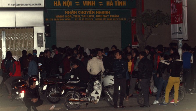 Dù hãng xe Văn Minh chưa mở cửa phát số thứ tự nhưng đã có rất nhiều bạn trẻ đứng đợi từ 1h sáng để được mua vé. Ảnh: Duyên Trần.