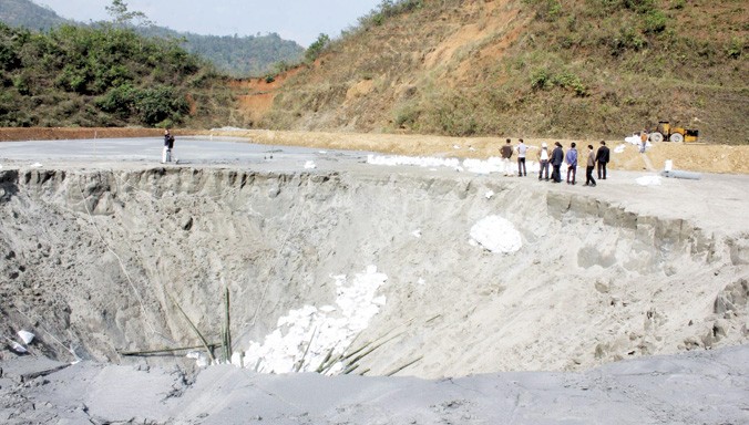 Khắc phục sự cố tràn bùn thải ở hồ thải Công ty TNHH CKC (Bảo Lâm, Cao Bằng). Ảnh: Quốc Đạt.