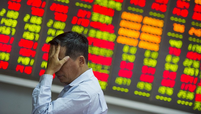 Nhiều nhà đầu tư ở Trung Quốc lo không bán nổi cổ phiếu họ đang nắm giữ. Ảnh: China Daily.