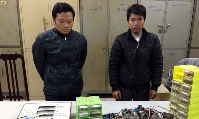 Hai trong số các đối tượng bị khởi tố do liên quan đến vụ 2 cây xăng gắn chip điện tử tại Hà Nội.