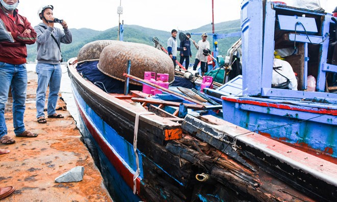 Đầu năm 2016, ngư dân Quảng Ngãi tố cáo một tàu vỏ sắt của Trung Quốc tông chìm tàu cá. Ảnh: Zing