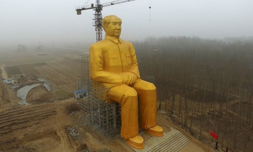 Bức tượng cao hơn 35 m vừa bị dỡ bỏ.