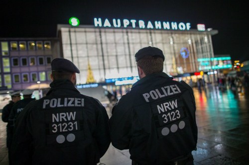 Cảnh sát đứng trước nhà ga trung tâm tại Cologne