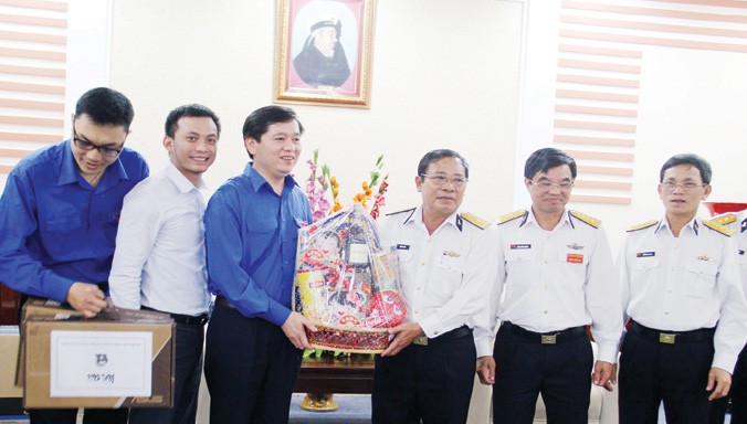 Bí thư T.Ư Đoàn Nguyễn Long Hải trao quà Tết cho đại diện Vùng 3 Hải quân. Ảnh: Thanh Trần.