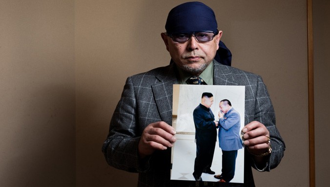 Ông Kenji Fujimoto khoe bức ảnh ông hội ngộ nhà lãnh đạo Triều Tiên Kim Jong-un năm 2012. Ảnh: Washington Post.