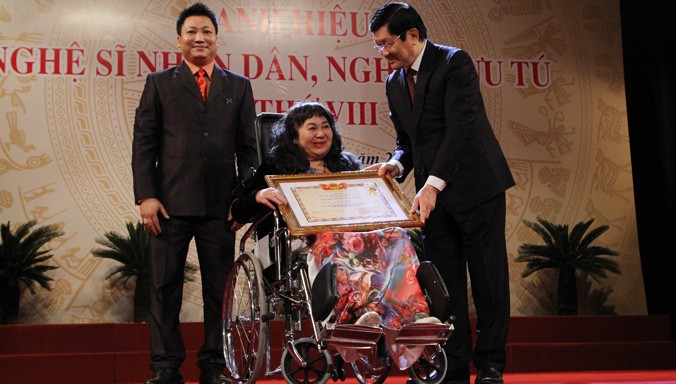 Chủ tịch nước Trương Tấn Sang trao danh hiệu NSND cho nghệ sỹ Minh Huệ. Ảnh: NĐToán.