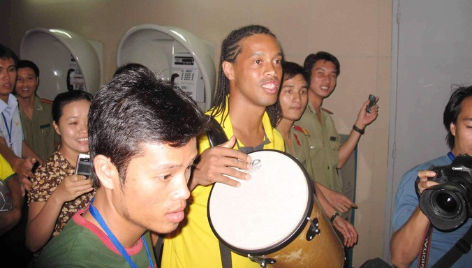 Ronaldinho từng gây cơn sốt khi cùng ĐT Olympic Brazil tới Việt Nam năm 2008. Ảnh: Hồng Vĩnh.