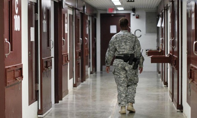 Nhân viên quản giáo tại nhà tù Guantanamo đi kiểm tra các buồng giam.