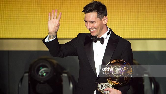 Lionel Messi rạng rỡ trong lần thứ 5 nhận danh hiệu Quả bóng vàng FIFA. Ảnh: GETTY IMAGES.