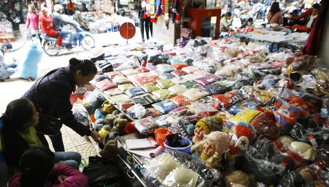 Mũ len trẻ em được bày bán nhiều tại khu vực chợ Đồng Xuân, Hà Nội. Ảnh: Ngọc Châu.