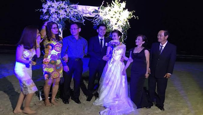 Lễ cưới đầu tiên bên bờ biển trước công viên biển Đông (quận Sơn Trà, Đà Nẵng). Ảnh: BQL cung cấp.