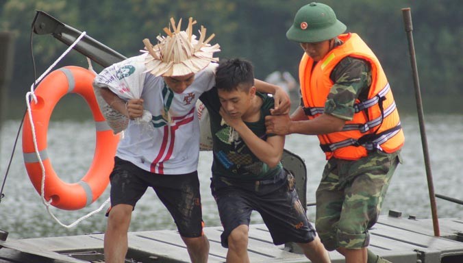 Trong thời bình, Bộ đội Công binh luôn có mặt kịp thời, trực tiếp giúp đỡ nhân dân trong thiên tai, bão lũ. Ảnh: Nguyễn Minh.