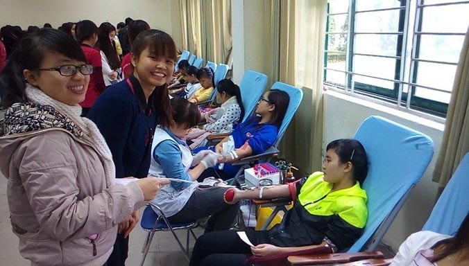Sinh viên hiến máu tại trường Đại học Điều dưỡng Nam Định trong ngày đầu tiên Chủ nhật Đỏ. Ảnh: Tùng Lâm.