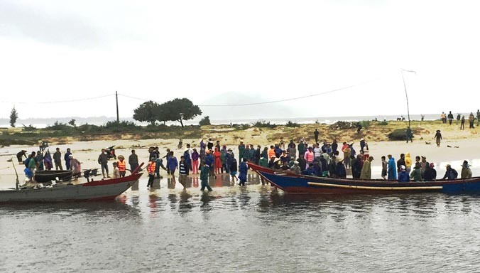Ngư dân đang cứu nạn một vụ đắm thuyền tại cửa biển nhân tạo Lạch Giang (xã Lộc Vĩnh).