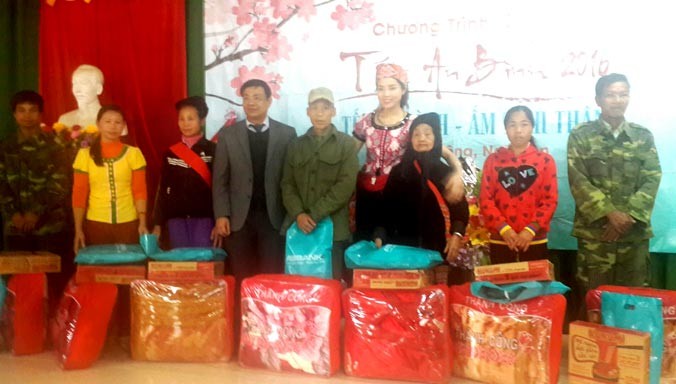 Ngày 13/1, Tết An Bình đã đến với 300 hộ nghèo huyện Con Cuông với sự góp mặt của Hoa hậu Kỳ Duyên. Ảnh: KH.