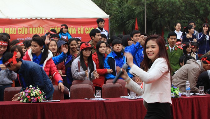 Dương Hoàng Yến hát tại Chủ nhật Đỏ 2014 ở ĐH Thương mại Hà Nội. Ảnh: N.M.Hà.