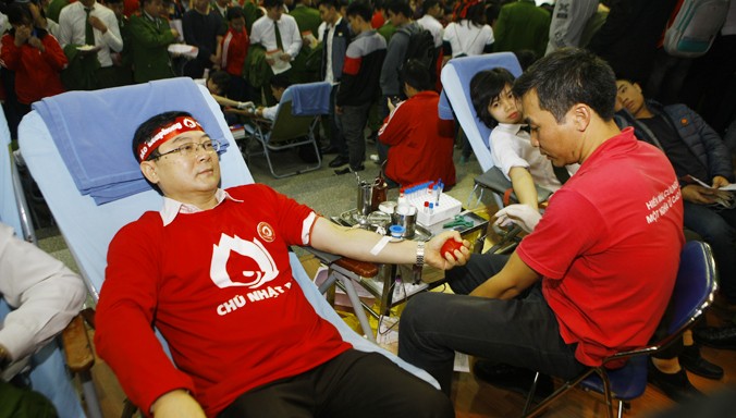 TBT báo Tiền Phong Lê Xuân Sơn tham gia hiến máu. Ảnh: Như Ý.