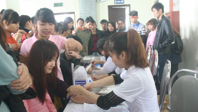 Đoàn viên thanh niên Phú Thọ hiến máu tại Chủ Nhật Đỏ lần thứ VIII. ẢNh: Nguyễn Trường.