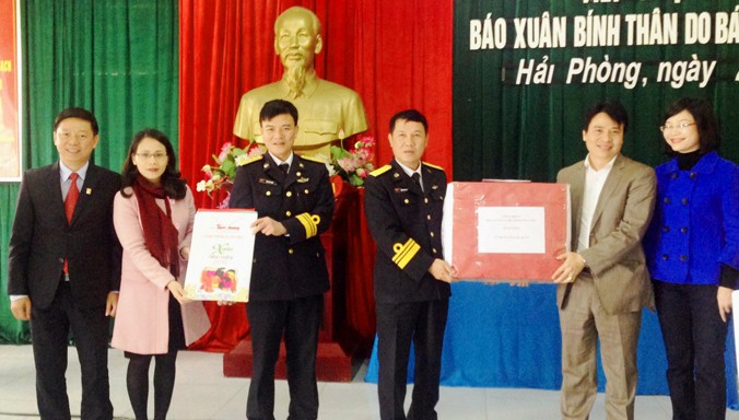 Đại diện báo Tiền Phong, Thành Đoàn Hải Phòng, BQL dự án đường sắt trao ấn phẩm báo Tiền Phong xuân Bính Thân 2016 và quà tặng cán bộ chiến sĩ Lữ đoàn 126.