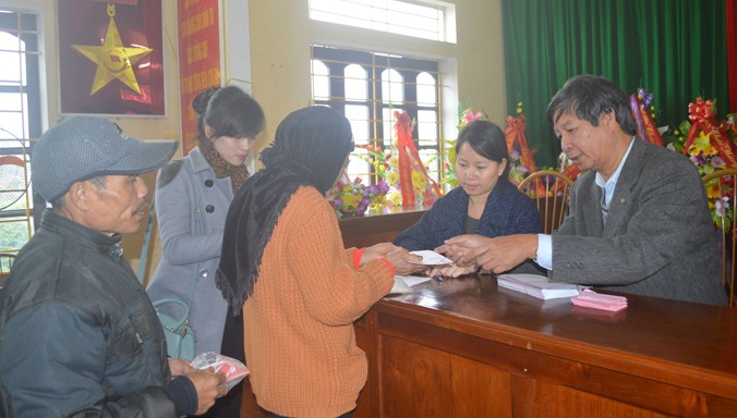 Ông Lê Khắc Hiệp, Phó Chủ tịch Tập đoàn Vingroup (bìa phải), trao quà cho người nghèo huyện Thọ Xuân.