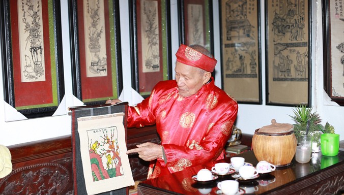 Nghệ nhân Nguyễn Hữu Sam giới thiệu bức tranh tết Bính Thân của gia đình.