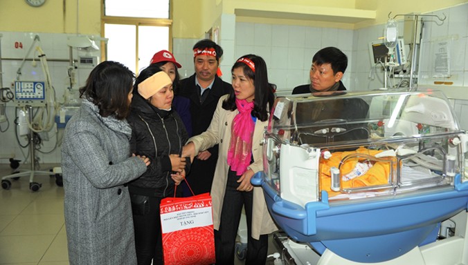 Đại diện báo Tiền Phong và Tỉnh Đoàn Quảng Ninh tặng quà cho bệnh nhân nhi sinh non nặng hơn 600 gam.